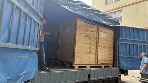 laatste bedrijfsnieuws over 2 sets aangepaste PCL handschoenen vouwverpakkingsmachine worden verzonden naar klanten