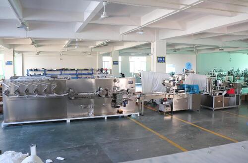 laatste bedrijfsnieuws over Slimme, geautomatiseerde verpakkingslijnen voor vochtige doekjes worden snel geaccepteerd in de hygiëneproductiesector in West-Azië