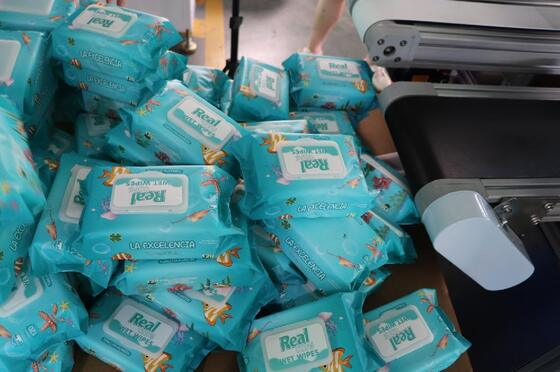 Duurzame verpakkingsmachine voor natte doekjes, uitgerust met een geavanceerd besturingssysteem dat zorgt voor een nauwkeurige verpakking en een soepele werking