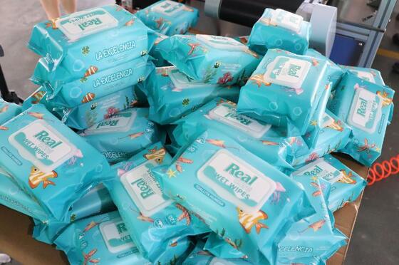 Multifunctionele verpakkingsmachine voor natte doekjes geschikt voor verschillende verpakkingsmaterialen en -groottes, die flexibiliteit biedt